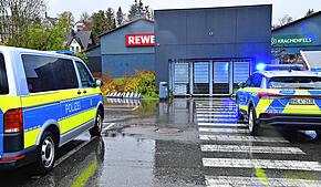 Polizeipräsenz statt Wochenendeinkauf: Der Rewe-Supermarkt in St. Georgen wurde am heutigen Samstagvormittag, 25. Oktober, gegen 10 Uhr ...