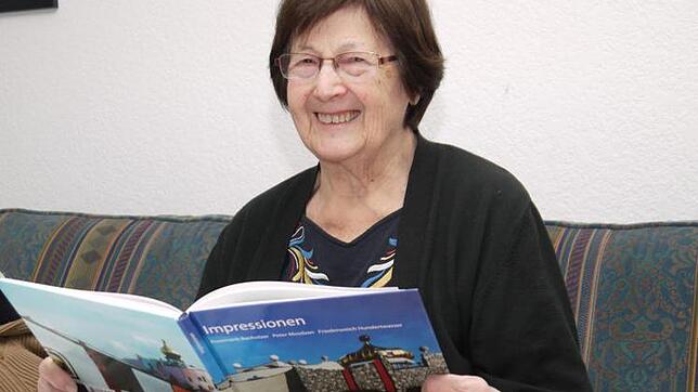 Mit einem neuen Werk in der Hand: Rosemarie Banholzer ist eine Institution in der Wahrung der seealemannischen Mundart. Im Buch mit ...
