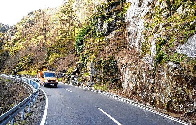 Die L157 bleibt infolge eines Felssturzes am Mittwoch für den Verkehr gesperrt. Bilder: Landratsamt