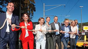Großer Bahnhof in Waldshut: Vertreterinnen und Vertreter aus Politik und Bahn aus Deutschland und der Schweiz machten mit einem ...