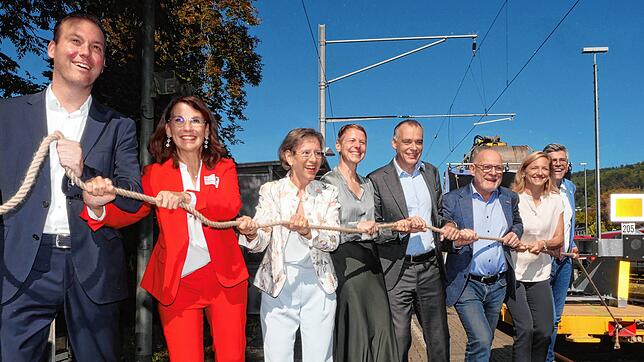 Großer Bahnhof in Waldshut: Vertreterinnen und Vertreter aus Politik und Bahn aus Deutschland und der Schweiz machten mit einem ...