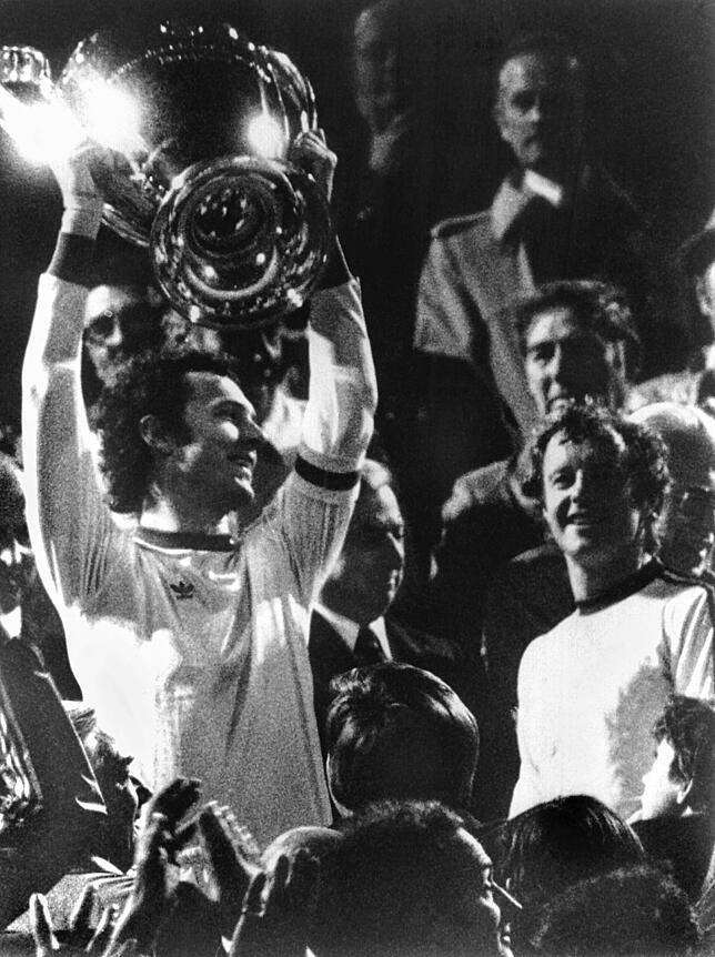 Nächster großer Pokal im Mai 1976: Franz Beckenbauer als damaliger Kapitän des FC Bayern München mit dem Europa-Pokal der Landesmeister. ...