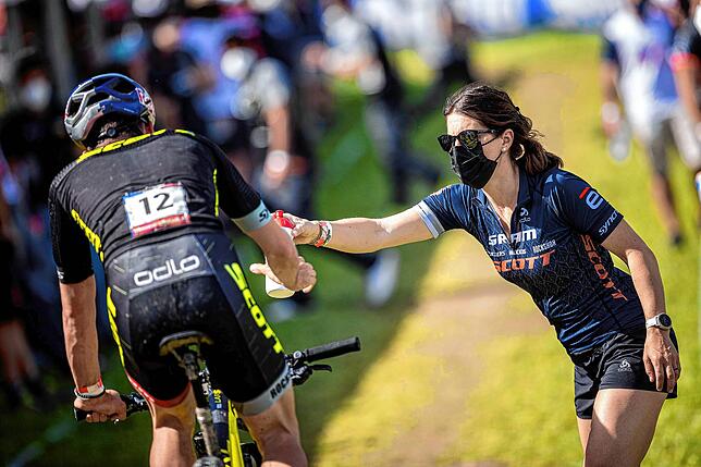 Wichtige Stütze für die Schweizer Mountainbiker: Physiotherapeutin Julia Hegar ist bei Olympia in Japan mit dabei.
