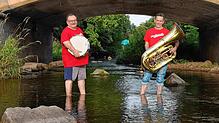 Eine Wette von Michael Schlatter (links) und Erwin Wilhelm führte zum legendären Bachmarsch der Stadtkapelle Donaueschingen am 15. ...