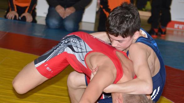 Der Gottmadinger Dario Diettrich (blaues Trikot) besiegt im B-Jugend-Finale bis 42 kg den Tennenbronner Leion Schetterer.Bild: Lothar Herzog