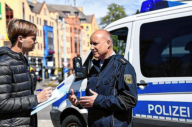 Bundespolizist Thomas Gerbert (rechts) spricht an der deutsch-schweizerischen Grenze mit SÜDKURIER-Volontär Dominik Dose.