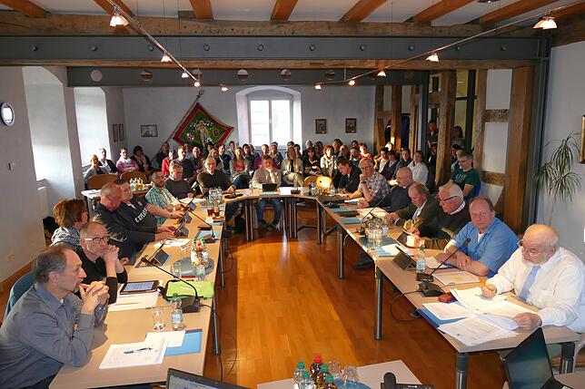 Zahlreiche Zuhörer verfolgten am vergangenen Montag die rund einstündige Debatte des Gemeinderates im Bürgersaal des Rathauses.