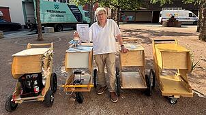 Das Bild zeigt Rudolf Winker im Juli 2025. Seit diesem Jahr hält er offiziell ein Patent auf seinen Einkaufswagen für die Innenstadt.