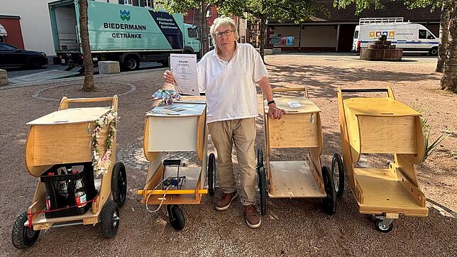 Das Bild zeigt Rudolf Winker im Juli 2025. Seit diesem Jahr hält er offiziell ein Patent auf seinen Einkaufswagen für die Innenstadt.