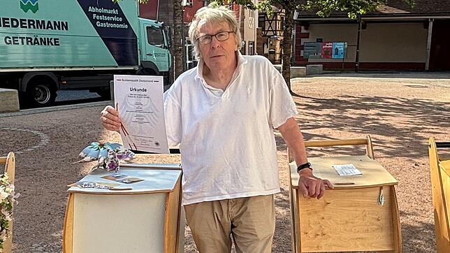 Das Bild zeigt Rudolf Winker im Juli 2025. Seit diesem Jahr hält er offiziell ein Patent auf seinen Einkaufswagen für die Innenstadt.