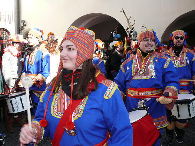 Einmarsch des Fanfarenzugs Niederburg im Innenhof des Rathauses. Die Lappen aus Finnland haben ihre Musik mitgebracht. Klingt allerdings ...