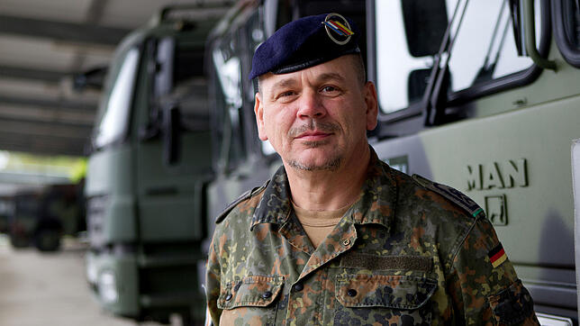 Stabsfeldwebel Lars F. vor Militärfahrzeugen der deutsch-französischen Brigade in der Robert-Schuman-Kaserne in Müllheim. Der Deutsche ...