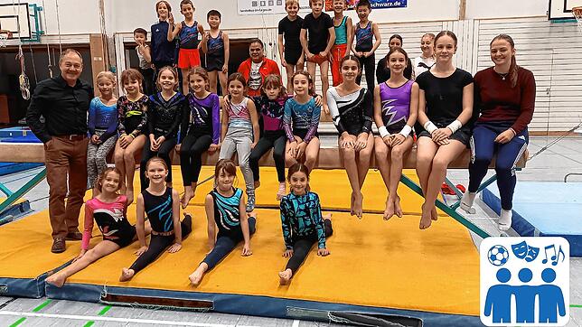 Die jungen Turnerinnen und Turner des Leistungsturnen beim Training in der Waldeck-Halle mit Vereinsvorsitzendem Hans-Peter Storz ...