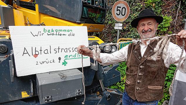 Bernhard Huber, Salpetererbewegung Pro Albtalstraße, mit dem geänderten Protestschild und dem ramponierten Geduldsfaden.