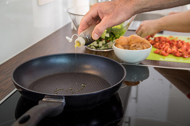 Beim Braten mit einer beschichteten Panne genügen wenige Tropfen Öl. Je nach Fett-Eigengehalt des Bratguts kann man auch auf die Zugabe ...