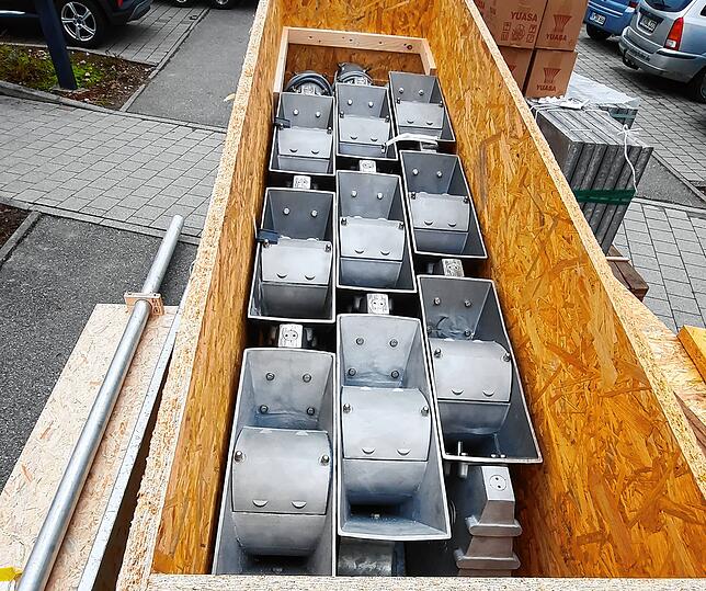Drei Sirenen in einer Kiste. Die insgesamt vier neuen Geräte werden in Bodman-Ludwigshafen installiert. Auf der Sernatingen-Schule ...