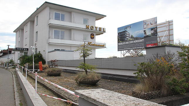 Das einstige Terrassenhotel "Weißhaar" ist mit weiß-rotem Band abgesperrt. Gleich daneben steht eine Werbetafel, die auf die künftige ...