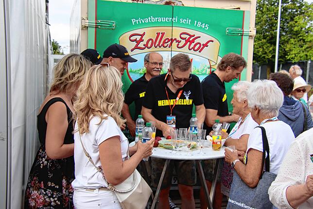 Die Heimathelden, die den Anfang des Programms absolvierten, beim „Meet & Greet“.
