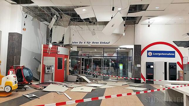 Im Schwarzwald-Baar-Center in Villingen-Schwenningen haben Unbekannte einen Geldautomaten gesprengt.