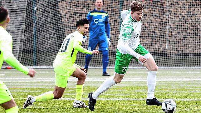 Drei Spiele, drei Tore – für einen defensiven Mittelfeldspieler hat Aaron Mößner (rechts) vom Verbandsligisten DJK Donaueschingen ...