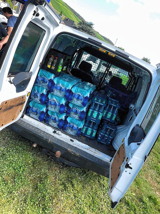 Mit 3000 Flaschen Wasser ging die erste Fahrt in das Katastrophengebiet los. Doch Verpflegung gibt es mittlerweile genug.