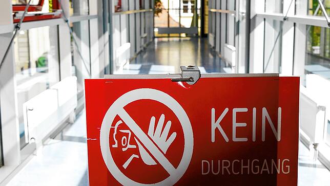 Im Suso-Verbindungsgang ist es zu eng für einen Mindestabstand von 1,50 Metern im Gegenverkehr. Daher hat die Schule eine Einbahnstraße ...