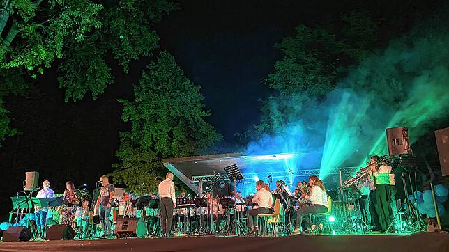 Stimmungsvolle Lichteffekte setzen die Musik immer wieder neu in Szene. Mit Michael Kledt (links), Carina Jäckle und Walter Grömminger ...