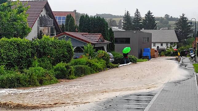 Eine Straße im Steinbühl in Mühlingen ist zum Sturzbach geworden.