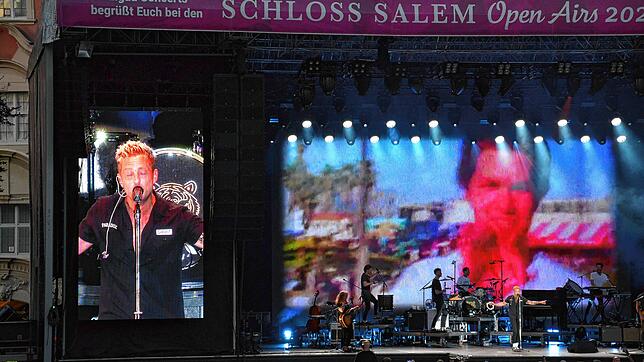 Ryan Tedder von OneRepublic singt auf der Bühne im Salemer Schlossgarten. Das Konzert ist restlos ausverkauft.