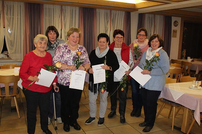 Sie werden für 25 Jahre Mitgliedschaft bei den Landfrauen geehrt (von links): Anneliese Andris, Maria Seemann, Birgitta Drzyzga, Sabine ...