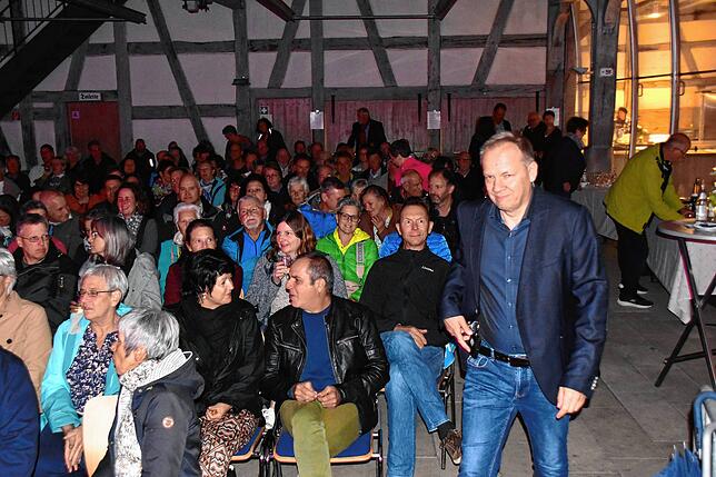 Auch der Kabarettabend mit Thomas Schreckenberger (rechts) zog viele Besucher bei Steißlinger Klemenzenfest an. .Bild: Susanne Schön