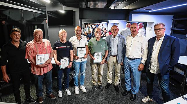 Die Vorstände präsentieren sich mit den Geehrten (von rechts nach links): Finanzvorstand Reinhard Warrle, Marketingvorstand Armin ...
