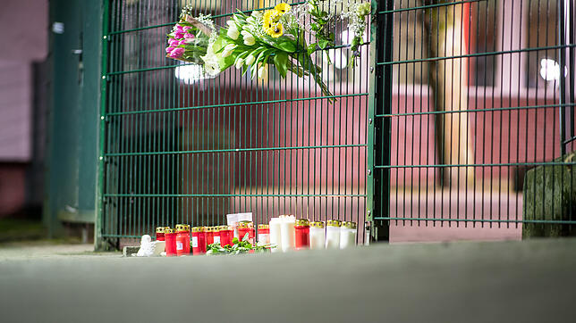 Vor der Käthe-Kollwitz-Gesamtschule in Lünen haben Trauernde Kerzen abgestellt und Blumensträuße an den Zaun gehängt.