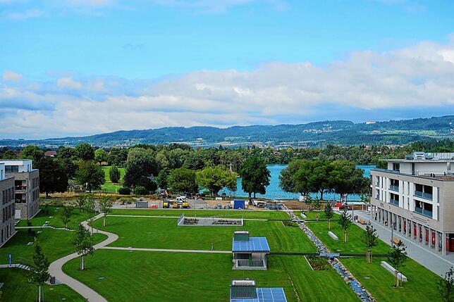 Von der Dachterrasse des neuen Rathauses in Mimmenhausen hat man eine tolle Aussicht unter anderem auf den Schlosssee.