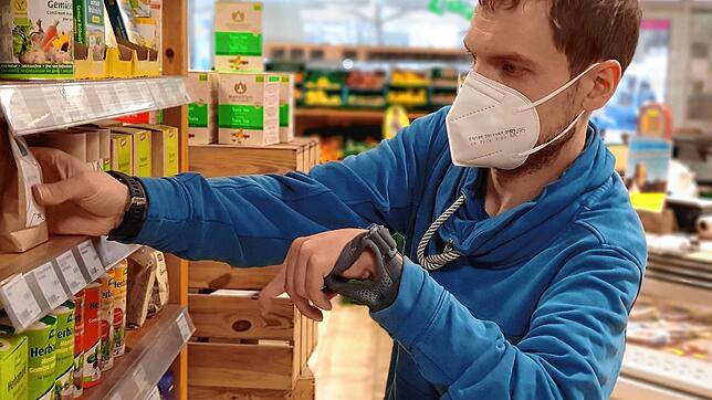 Benjamin Kraft, Einzelhandelskaufmann, arbeitet in Nußdorf. Wie er mit seiner spastischen Lähmung umgeht, und dass er sich davon nicht ...