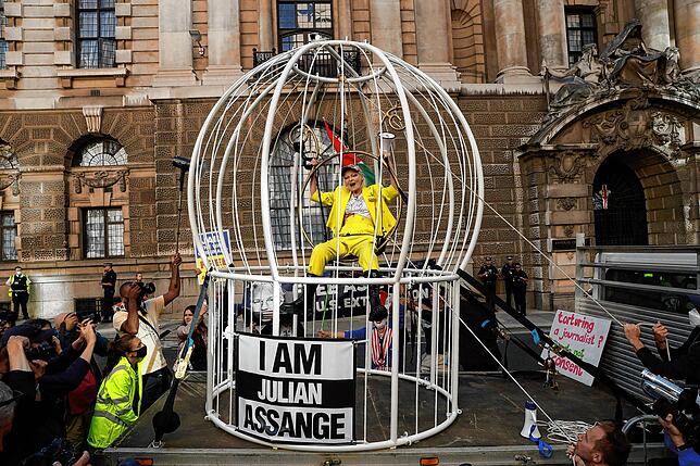 Vivienne Westwood 2020 vor dem Old Bailey Gericht in einem riesigen Vogelkäfig, um gegen die Auslieferung des WikiLeaks-Gründers Julian ...