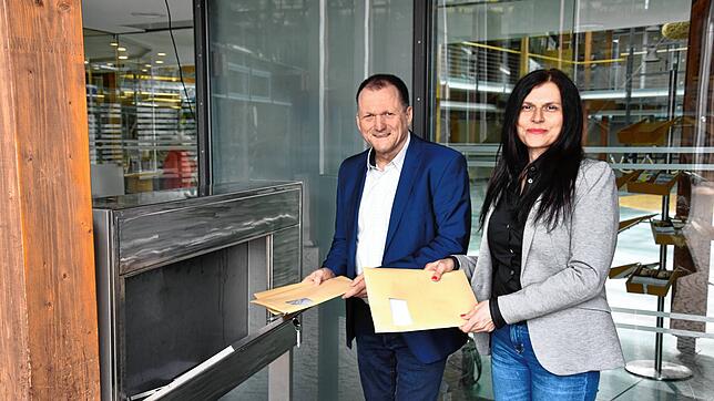 Wilfried Borho und Lela Ilic-Djukic vom Kommunal- und Rechnungsprüfungsamt prüfen nochmals den Eingang von Wahlunterlagen. Die Frist zur ...