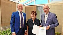 Bürgermeister Jonathan Berggötz gratuliert dem Ehepaar Heinrich und Hildegard Glunz zum 50. Hochzeitstag. Foto: Sandra Mieg, Stadt Bad ...