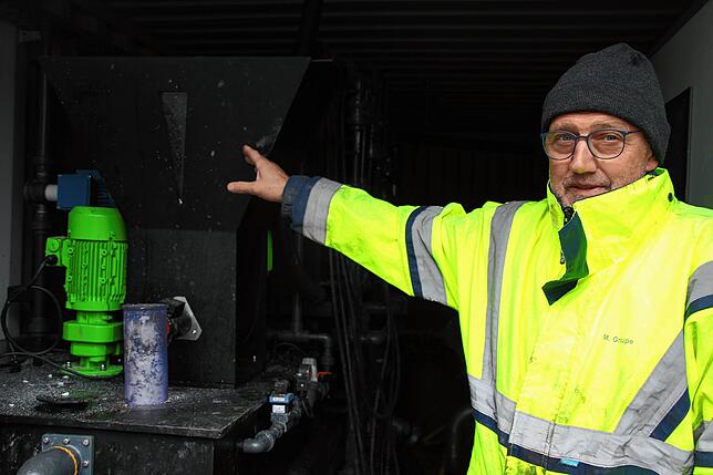Mario Graupe, Bauleiter der Firma Amodes, vor der Flockungsanlage.
