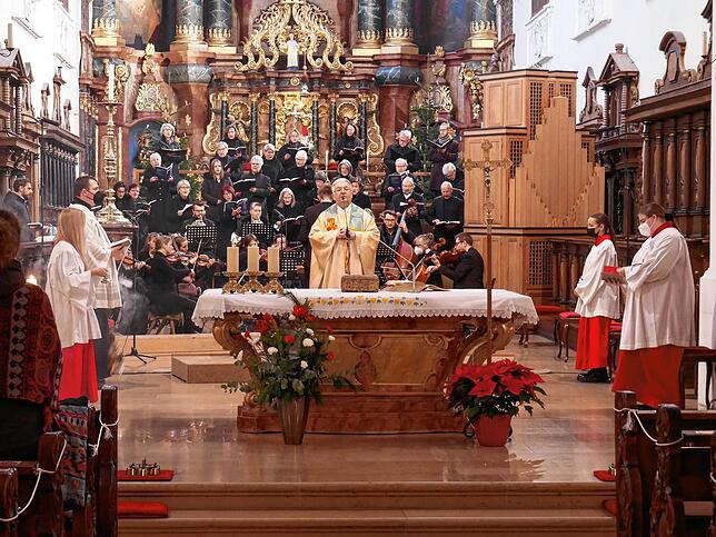 Dekan Peter Berg zelebrierte das Weihnachtshochamt, das von dem Münsterchor, einem Orchester und Solisten umrahmt wurde.