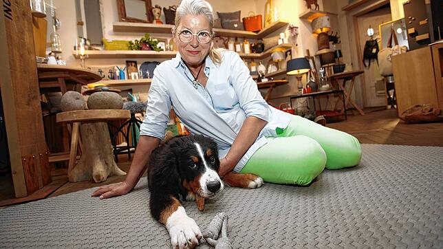 Carola Paul kann nicht ohne Hund sein. Jetzt hat sie mit Emma wieder eine treue Gefährtin, die sich in der Münzgasse schon einen Namen ...