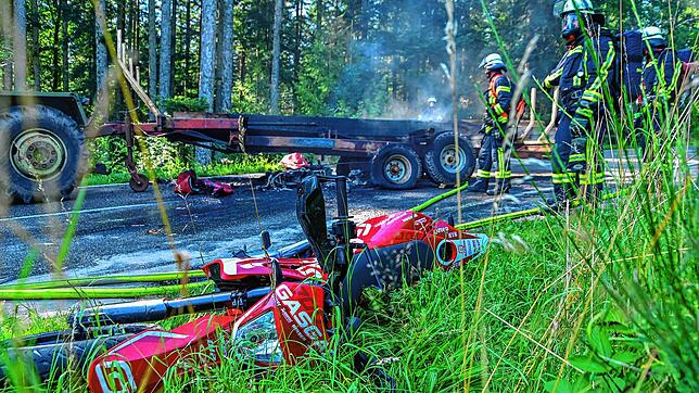 Das Motorrad des Fahrers, der einen Zusammenprall mit dem Anhäger verhindern konnte, liegt am Straßenrand.