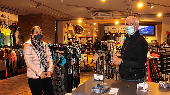 Hans-Jürgen Braun von Intersport Marco berät eine Kundin. Das Sportgeschäft in der Innenstadt von Pfullendorf war am Samstag keineswegs ...