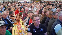 Ein brechend volles Festzelt gehört zur Mittelstandskundgebung beim Schätzele-Markt in Tengen dazu – so wie hier auf unserem Bild aus ...