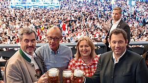 Bundeskanzler Friedrich Merz (2.v.l., CDU), Bärbel Bas, Bundesministerin für Arbeit und Soziales und Co-Parteivorsitzende der SPD, und ...