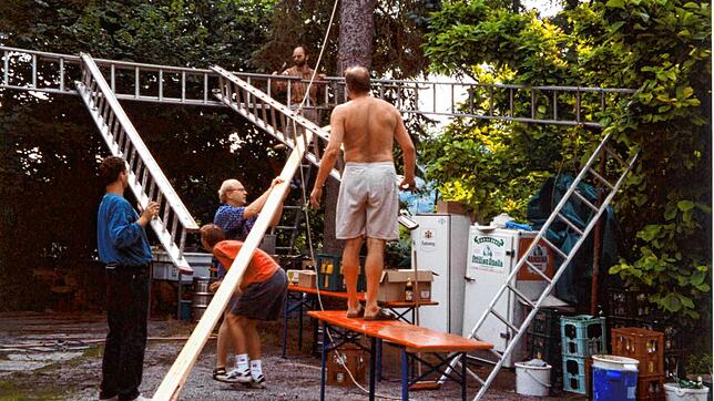 Mitglieder des Gottmadingen FöKuHei bauen 1989 im Schlosspark das Zelt für die Festwirtschaft auf.
