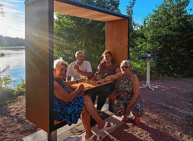 Weitergebaut: Die neue Sitzbank gegenüber des Turms gefiel nicht nur den Gemeinderätinnen Sabine Kramer-Rempe, Martina Meyer und Petra ...