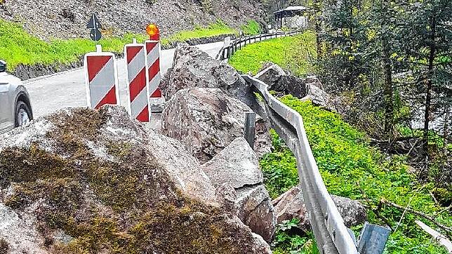 Ein etwa zehn Kubikmeter großer Felsen stürzte am Samstag, 29. April, auf die L157 im Schlüchttal. Es war bereits der zweite an diesem Tag.
