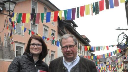 Mit einem großen Plakat, das sich inzwischen auch an den Ortseingängen von Tiengen befindet, werben Nikola Kögel und Kurt Reckermann von ...