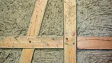 Bereits beim Bauen die Energiebilanz im Blick behalten: Wände kann man etwa mit natürlichen Materialien wie Holz, Stroh und Lehm dämmen.
